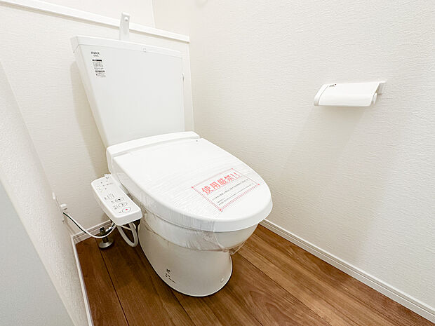 温水洗浄便座付きトイレを完備。シンプルで清潔感ある空間に仕上がっています。
