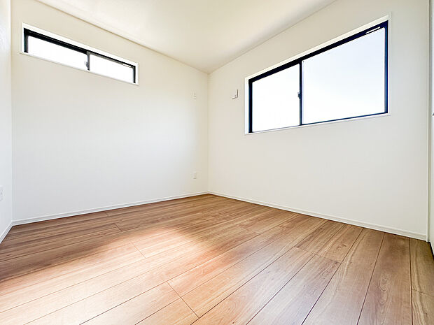 シンプルで落ち着いたデザインの居室。家具配置がしやすく、在宅ワークや子供部屋にもおすすめです。