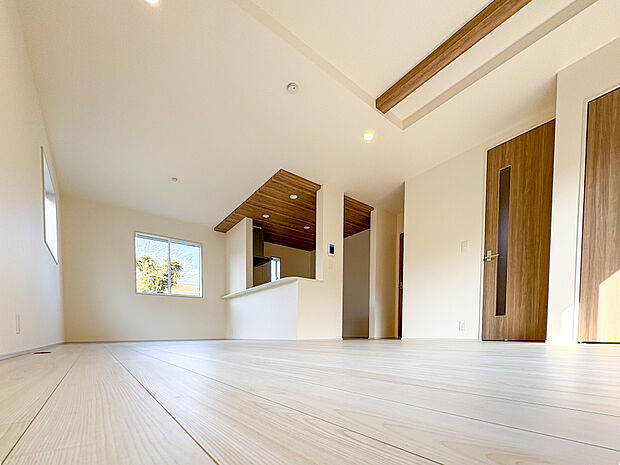 二階へ行く階段がリビング、居間を通るため家族とのコミュニケーションを取りやすいと思います