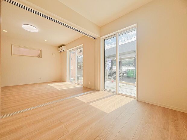 引き戸タイプの扉は開放すればリビングと一体になり広々としたリビングスペースにもなります。来客時には扉を閉めれば個室としても利用できる便利な間取りです。