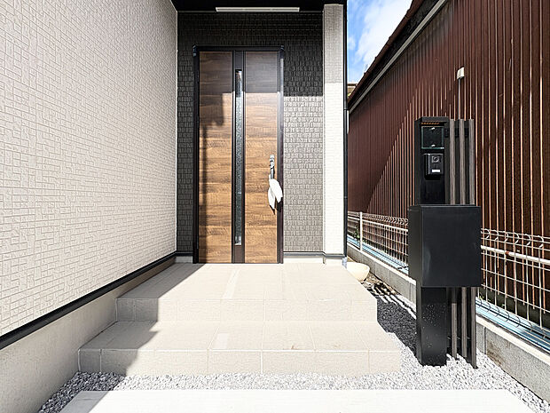 来訪者を画面で確認できるカラーモニター付きインターホンが完備され、安心して応対できます。家族やお子様だけの在宅時にも、しっかりと防犯対策ができる心強い設備です。