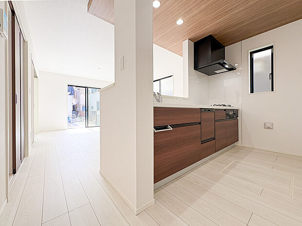 対面式システムキッチンは、開放感があり、会話をしながら料理ができる贅沢な空間。ゆとりのある広さが使い勝手を高め、豊富な収納があるため、調理器具や食材もすっきり整理。毎日のキッチン時間が快適です。