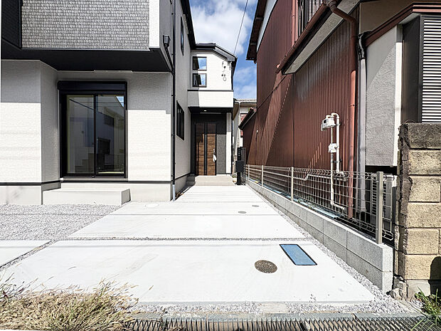 2台分のカースペースが確保されているため、夫婦や家族での複数台所有も安心です。来客時にも余裕を持って対応できるため、住まいの利便性が向上します。快適な暮らしを支える設備です。