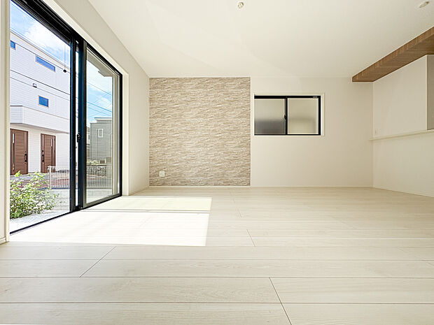 家族がくつろげる広々としたリビング。日差しがたっぷり降り注ぎ、明るく開放的な空間が広がります。ここで過ごす時間が家族の笑顔とともに特別な思い出になり、毎日の生活をより豊かなものにしてくれます。