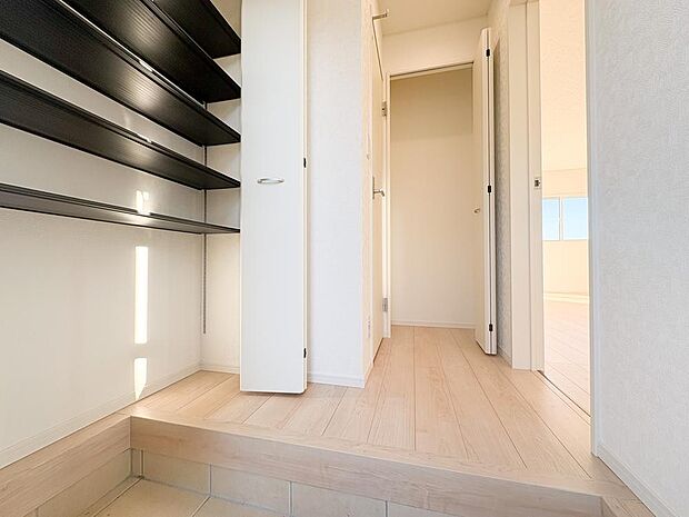 玄関収納充実しております。お靴の収納だけでなく、お洋服も収納も可能でございます。