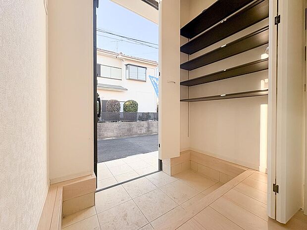 広い玄関は、家の顔となるスペースにゆとりと開放感をもたらします。ドアを開けた瞬間に広がるゆったりとした空間は、訪れる人を温かく迎え、住む人にとっても特別な場所です。差し込む