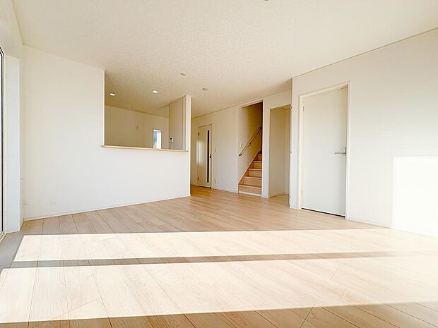 リビングイン階段が採用されています。二階のお部屋へ上がるにはリビングを通る必要があるため、よりご家族様間でのコミュニケーションが生まれるお住まいです。