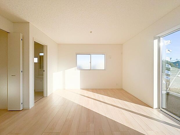 降り注ぐ陽光をいっぱいに浴びて、メインライトと共にLDK全体が明るく、開放感のある空間となっています。多くの時間を過ごすお住まいだからこそ、お部屋の明るさ、心地よさ、快適さにこだわって設計されています。