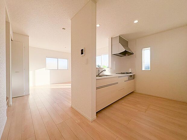 リビングで遊ぶお子様を見守りながらお料理ができる対面タイプの開放的なキッチンが採用されています。家族の団欒場所であるLDKだからこそ、お料理中もご家族との会話をお楽しみください。