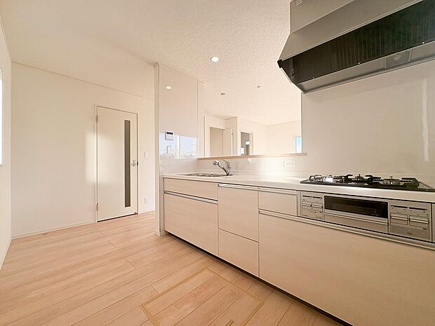 空間が広々としているため、ご家族で並びながらでも料理を楽しめます。