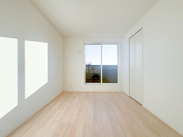 自然な木目フローリングと窓から入り込む採光が温かみのある洋室を演出しています。