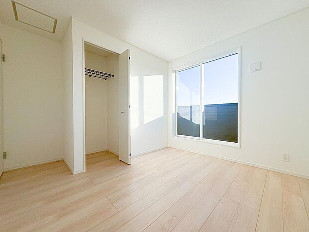 複数設置された窓からは、心地よい採光がお部屋に降り注ぎます。心地の良い空間をお楽しみください。