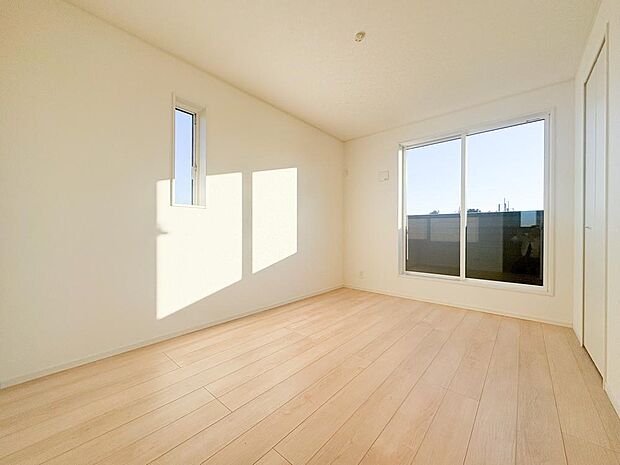 自然な木目フローリングと窓から入り込む採光が温かみのある洋室を演出しています。