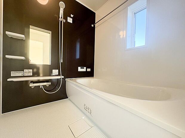 濃い色のアクセントパネルはシックで落ち着いた空間を演出します。心地よいバスタイムをお楽しみください。