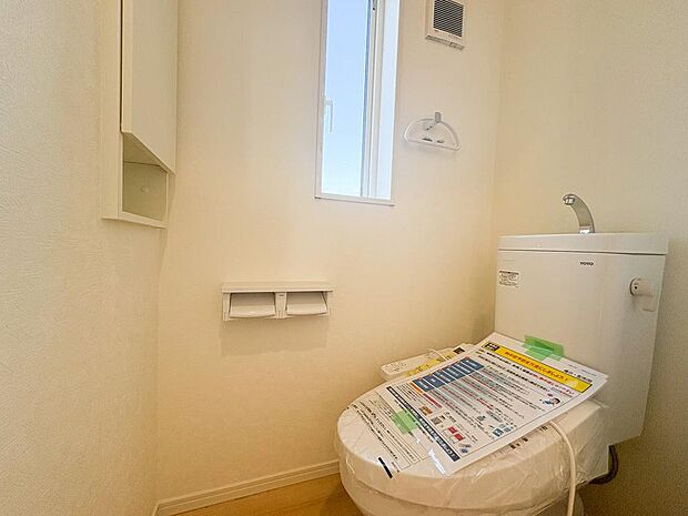 白色に統一されたトイレは清潔感に満ち溢れております。小物置きスペースがございます。トイレ用品のストックなどを収納いただけます。