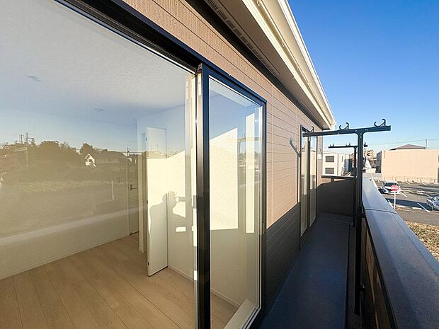 遮るものがないため、日当たり、風通りの良い開放的なバルコニーとなっています。お洗濯ものもすぐに乾きそうです。