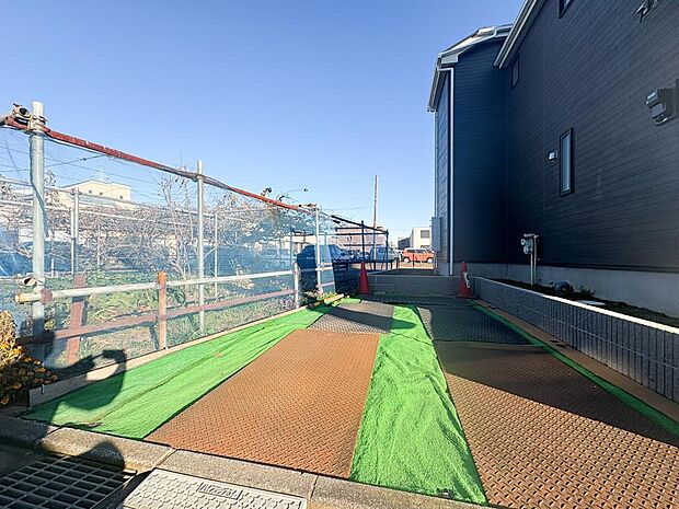 お車2台分の駐車スペースがございます。急な来客時にも安心ですし、お庭先でご友人などとバーべキューなども行えそうです。