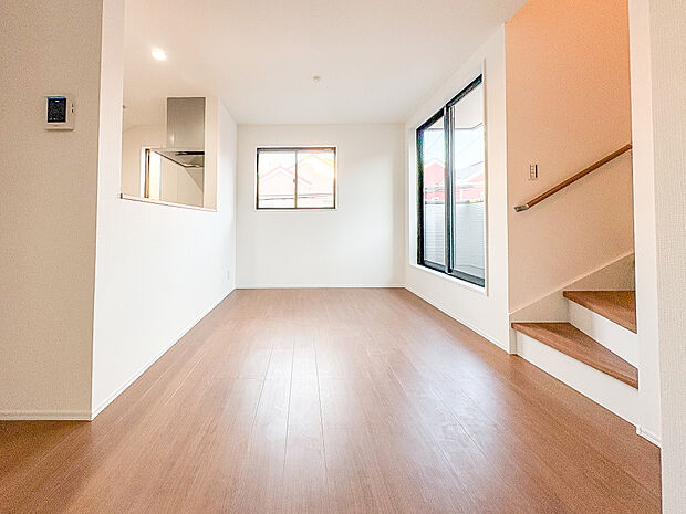 4人家族でもゆったり過ごせる、明るく開放的なリビングになっています。