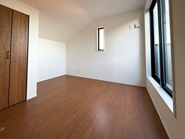 広々とした寝室でゆったりとベットなど家具を配置できると思います。