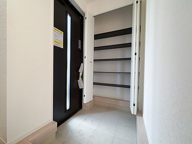 靴の収納スペースが多く玄関自体もゆとりがあり良いと思います!