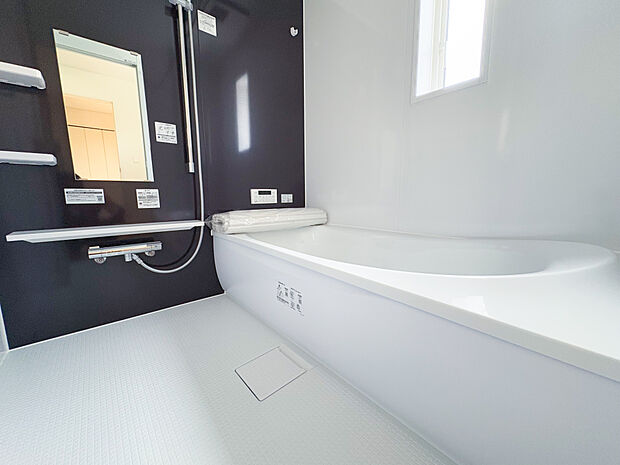 壁がオシャレで浴槽もゆったりとできると思います!