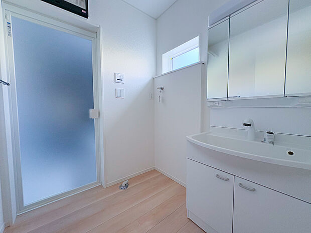 脱衣場としてのゆとりがあり準備したりするのにも良いと思います!