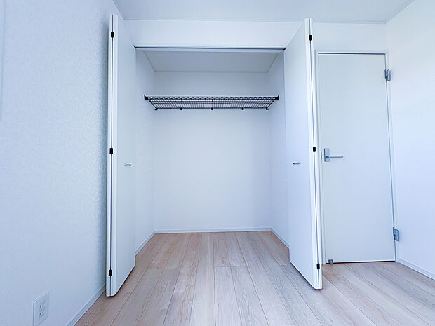 収納スペースがしっかりとあり洋服などの収納に便利だと思います。