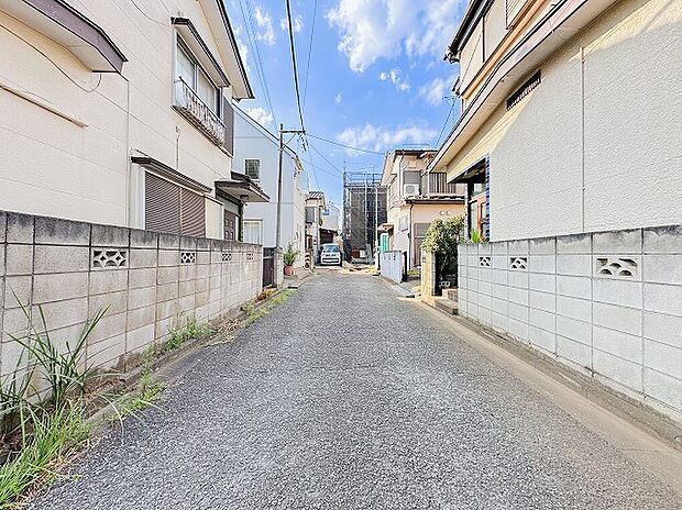 周辺は落ち着いた住宅街。駅や生活施設が程よい距離に揃い、穏やかな住環境と利便性を両立した暮らしやすい立地です。
