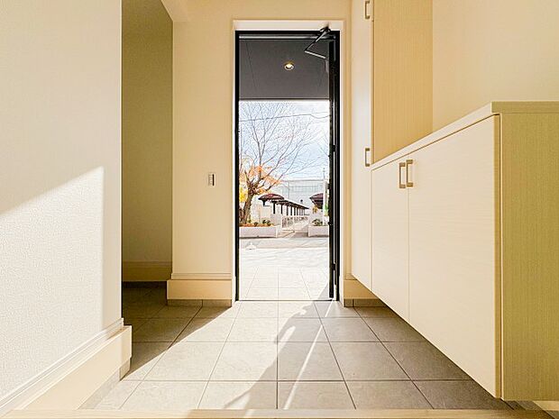 広々とした玄関スペースは、家族や来客を温かく迎え入れる心地よい空間です。ゆとりあるスペースがあるため、荷物の置き場にも困らず、快適な住まいの入り口としての機能が充実しています。