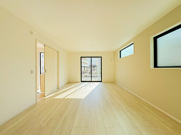 広々としたリビングは、家族全員がのびのびとくつろげる憩いの場所です。明るい光が差し込み、温かみのある空間が、毎日の生活をより豊かで楽しいものにしてくれます。家族みんなで集まるのが楽しみです。