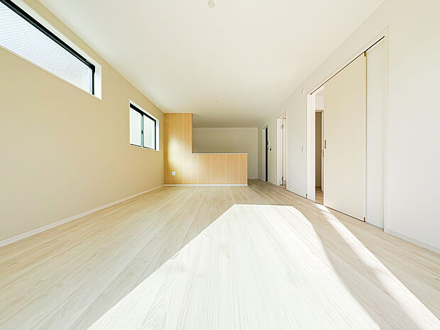 家族が自然と集まる広々としたリビング。大きな窓から陽の光が降り注ぎ、開放感と温もりが広がる空間です。ゆったりとくつろげる場所で、穏やかで心地よい時間を家族みんなで楽しめます。