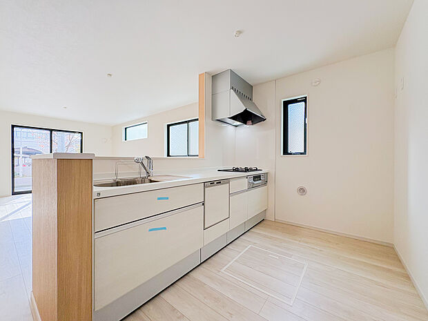 対面式のシステムキッチンが、家事をもっと楽しいひとときに変えてくれます。リビングを見渡せる安心感と、広い作業スペース、たっぷりの収納が充実。会話を楽しみながら、快適に料理ができる空間です。