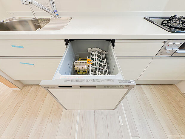 忙しい日々に便利な食洗機付きで、食後の片付けがスピーディーに。手洗いよりも効率よく節水でき、手荒れの心配もありません。家族団らんの時間を確保しやすく、日々の生活にゆとりをもたらしてくれます。