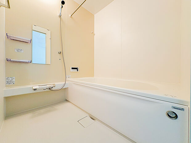 ゆったりとした広さのバスルームで、1日の疲れを癒す贅沢な時間が過ごせます。清潔感とモダンなデザインが、快適な入浴タイムを提供し、リラックスできる空間で一日の締めくくりの時間をお過ごしいただけます。