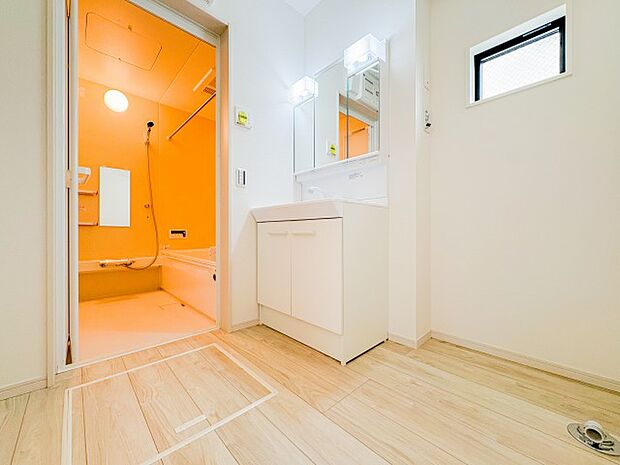 広々とした洗面脱衣所は、収納が豊富で家族みんなが使いやすい空間です。清潔感があり、日常の洗濯や着替えもスムーズに進みます。便利で快適な設計が魅力となります。