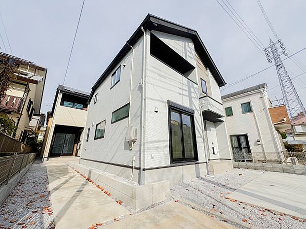 明るい色調とシンプルなデザインが印象的な建売住宅の外観。清潔感が漂い、季節の移り変わりとともに美しい表情を見せる家です。長く愛されるデザインで、住む人に安心感と快適さを与えてくれます。