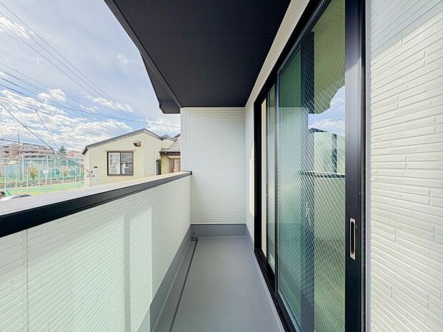 洗濯物がよく乾く明るいバルコニーは、風通しも良く、家事の効率が高まる環境です。広さがあるため、お洗濯物をたっぷり干せるのが嬉しいポイントで、日々の生活にゆとりが生まれます。