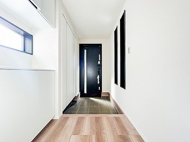 玄関スペースは広さがあり、来客時にもゆとりを感じられる空間が広がります。シンプルで上品なデザインが魅力で、住む人と訪れる人に気持ちよく迎えられる第一印象を与えてくれます。