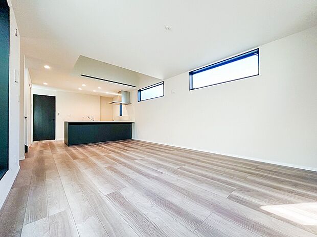 リビングに広がる開放的な空間は、家族が自然と集まり笑顔が絶えない場所。大きな窓から差し込む光が明るさと心地よさをもたらし、毎日の暮らしにゆとりと穏やかさを与えてくれる、家族の憩いの場所です。