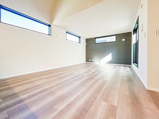 家族がくつろげる広々としたリビング。日差しがたっぷり降り注ぎ、明るく開放的な空間が広がります。ここで過ごす時間が家族の笑顔とともに特別な思い出になり、毎日の生活をより豊かなものにしてくれます。