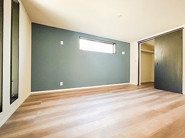 広々とした居室は、たっぷりと日差しが差し込み、ゆったりとしたくつろぎのひとときを楽しめる空間です。清潔感と快適さが保たれており、穏やかで心地よい毎日を支えてくれます。