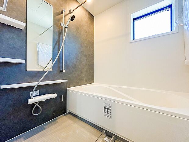 新築ならではの洗練されたバスルームは、広々とした空間と温かみのあるデザインが特徴です。ゆったりとリラックスできる浴槽が備わっており、毎日の疲れを癒す、心からくつろげる空間が広がります。