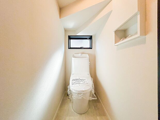 トイレには新築ならではの清潔感が漂い、シンプルなデザインが心地よい空間を作ります。広めのスペースでリラックスして使える設計がされており、日々の生活がより快適です。