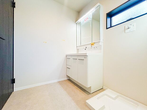 新築の洗面化粧台は、清潔感と機能性を兼ね備え、朝の支度が快適に。広々とした作業スペースと豊富な収納力があり、家族みんなが気持ちよく使える設計です。