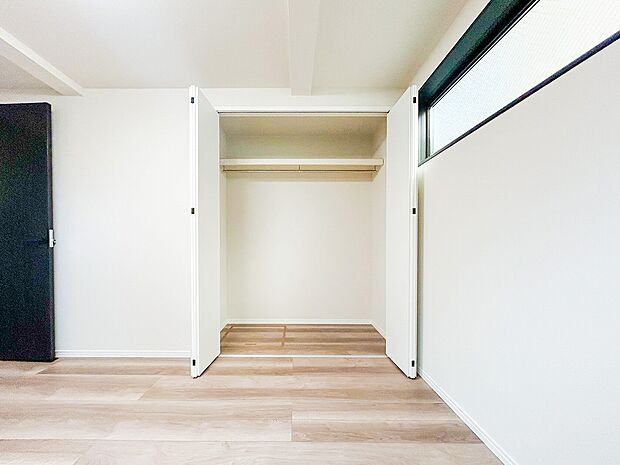 収納力のある居室は、衣類や荷物がすっきりと収まり、広々とした空間が確保されます。整理整頓が楽にできるため、日常の生活が快適で充実したものに変わります。