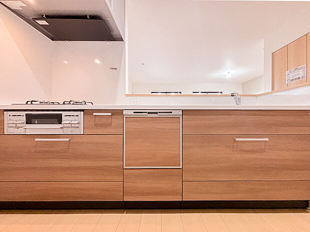 対面式のシステムキッチンが、家事をもっと楽しいひとときに変えてくれます。リビングを見渡せる安心感と、広い作業スペース、たっぷりの収納が充実。会話を楽しみながら、快適に料理ができる空間です。