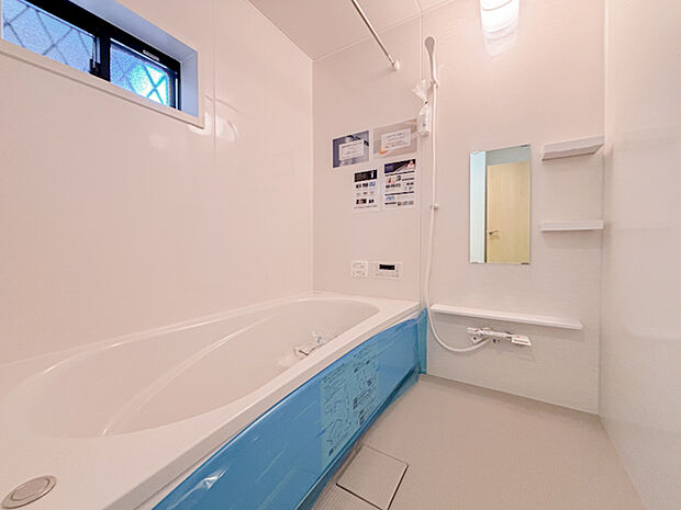 ゆったりとした広さのバスルームで、1日の疲れを癒す贅沢な時間が過ごせます。清潔感とモダンなデザインが、快適な入浴タイムを提供してくれます。リラックスできる空間で一日の締めくくりの時間をお過ごしください