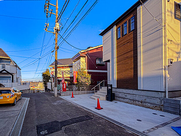 建売住宅ながらも、こだわりを感じるスタイリッシュな外観が魅力。シンプルながらも上質さを感じさせるデザインで、街並みにも調和しつつ、住まいの個性が光ります。訪れる人に好印象を与える佇まいです。