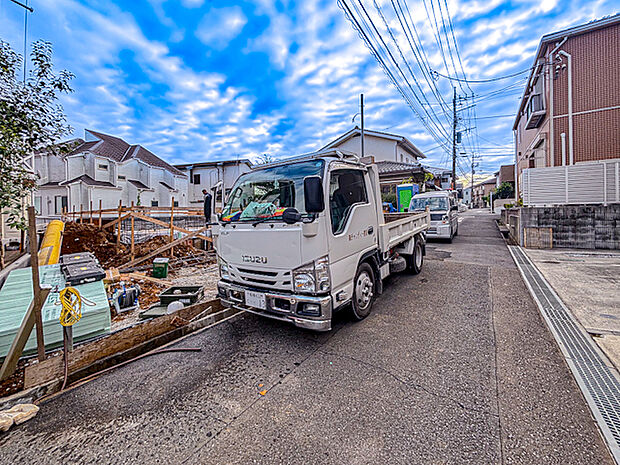 窓を開ければ爽やかな風と鳥のさえずりが心地よく、喧騒を離れた穏やかな時間が流れる環境が整っています。現地（2025年10月）撮影