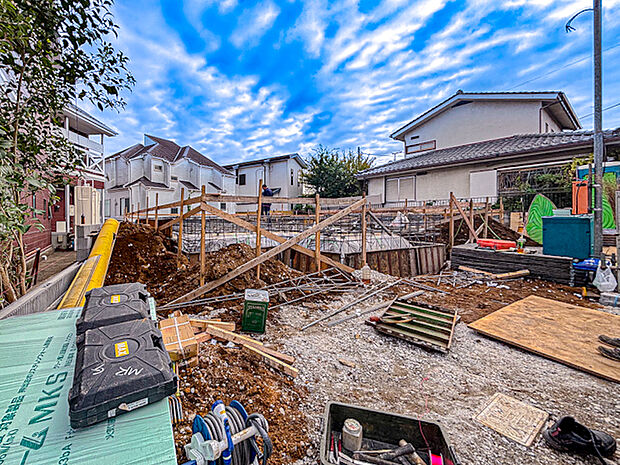 閑静な住宅街に立地するため、周囲の喧騒を感じることなく落ち着いて過ごせる住環境が魅力です。現地（2025年10月）撮影